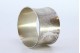Argola de guardanapo em prata lisa em forma de jante.